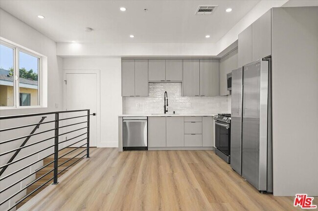 Building Photo - 910 N Hudson Ave