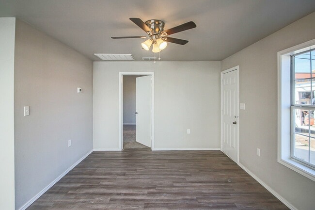 Building Photo - Remodeled 2 bedroom 2 bath
