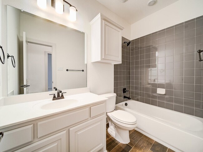 Building Photo - 3401 Riverlawn Dr