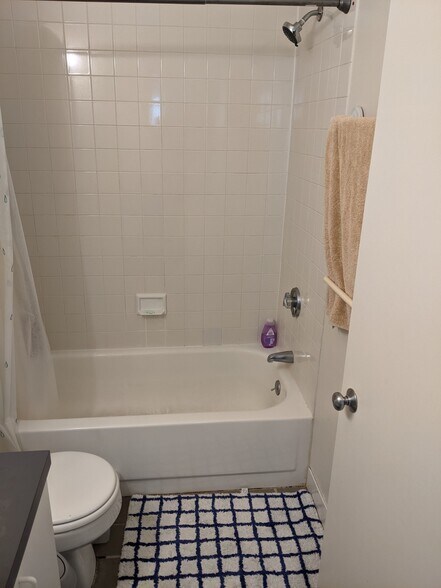 Building Photo - 218 Thorndike St