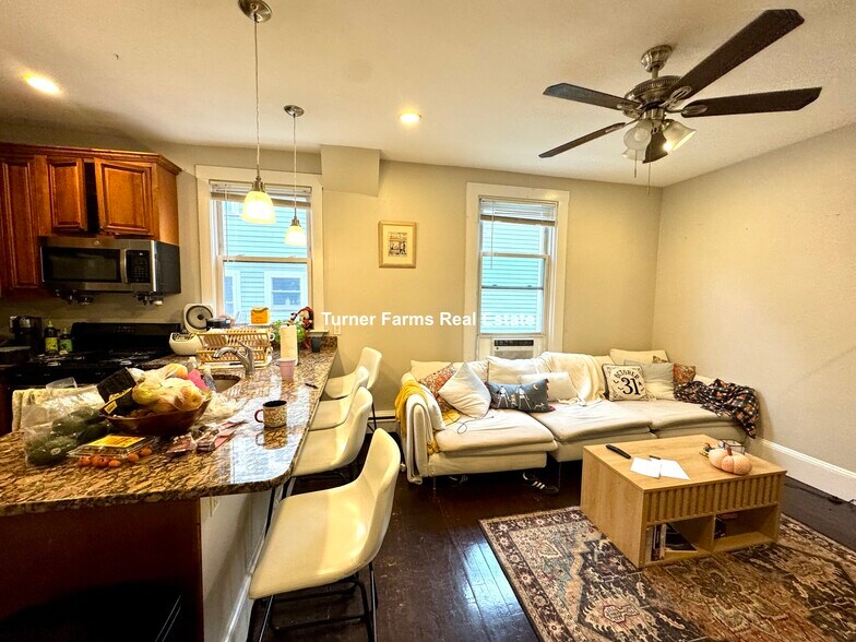 Building Photo - 719 Parker St