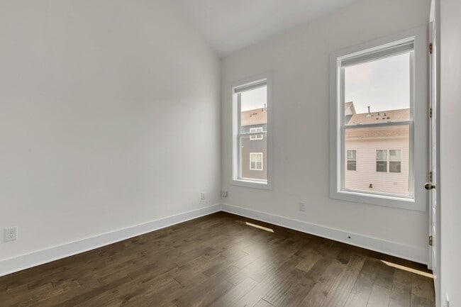 Building Photo - 706 James Ave