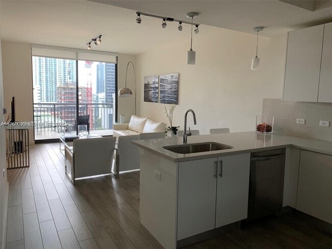 Building Photo - 999 SW 1st Ave