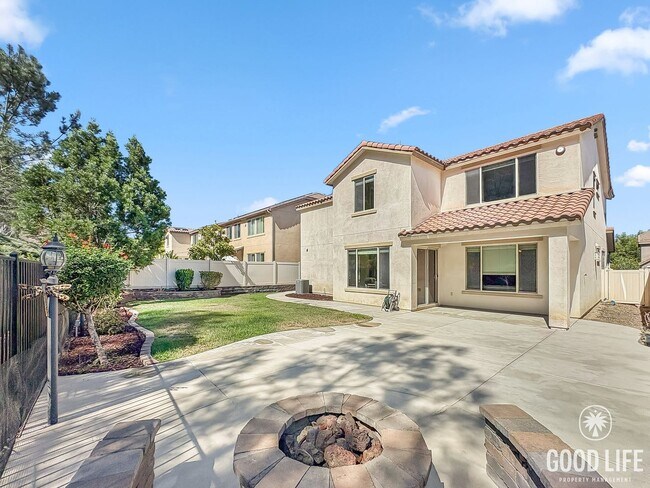 Building Photo - Stunning Home with Modern Comforts Spaciou...