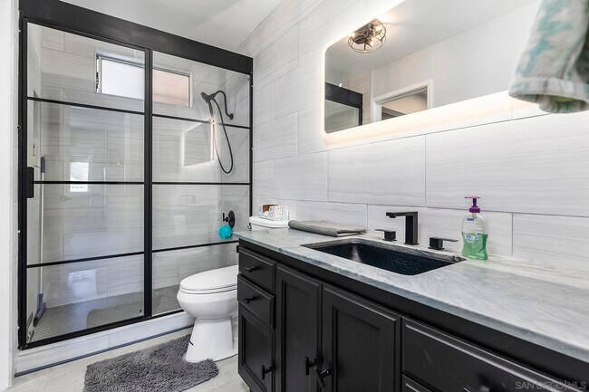Building Photo - 2510 Clairemont Dr