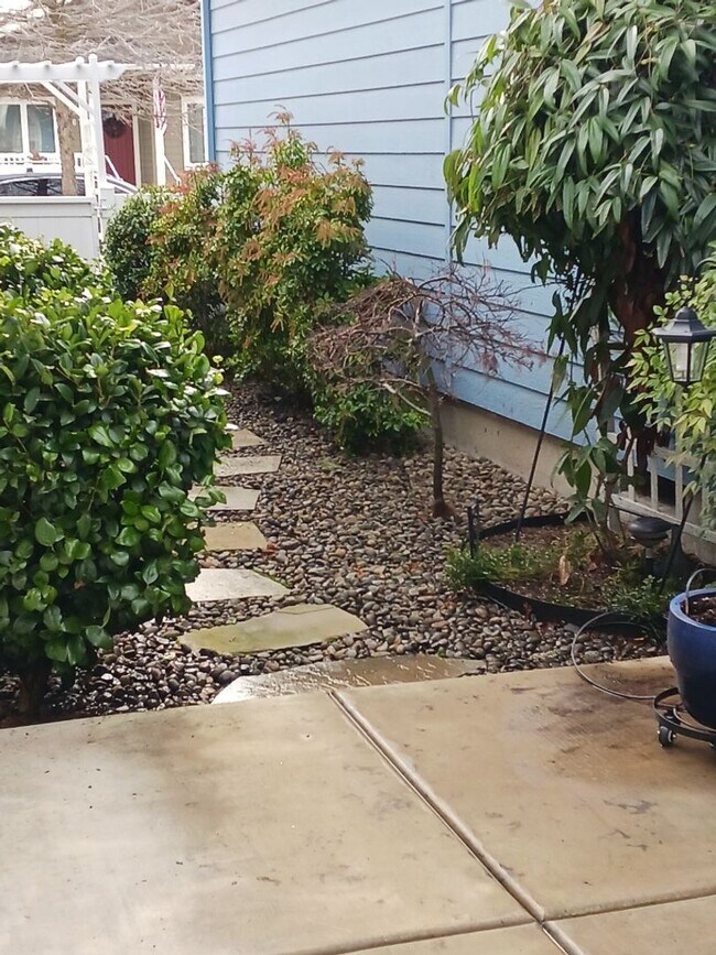 Building Photo - Charming 2 Bedroom, 2 Bathroom Cottage in Central Point