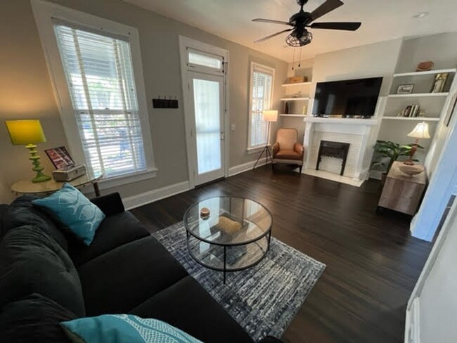 Building Photo - Adorable Brick Home in Italian Village!