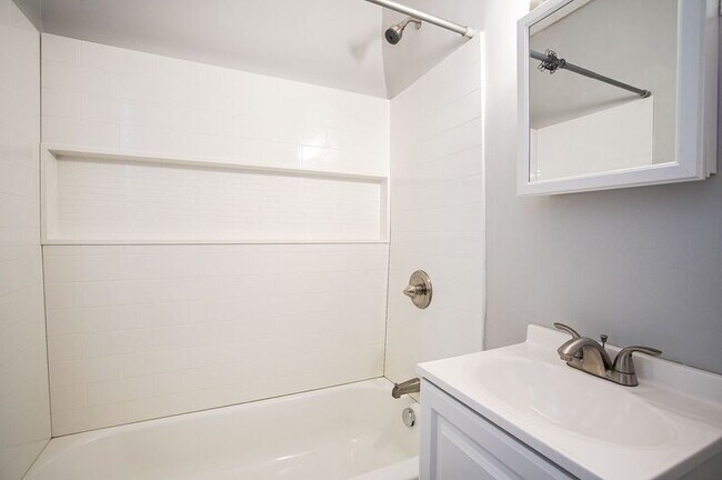 Building Photo - 21 Day Ave