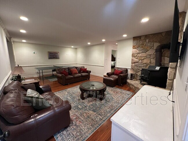 Building Photo - 105 Baybrook Ct
