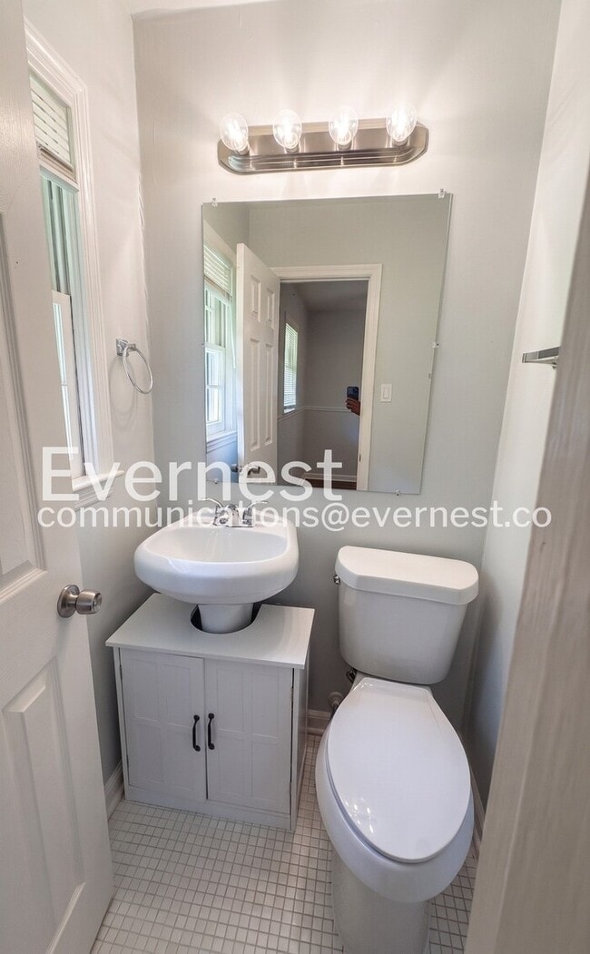 Building Photo - 735 Hillcrest Dr