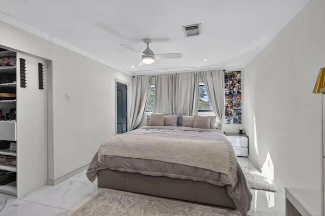 Building Photo - 2601 NE 8th Ct