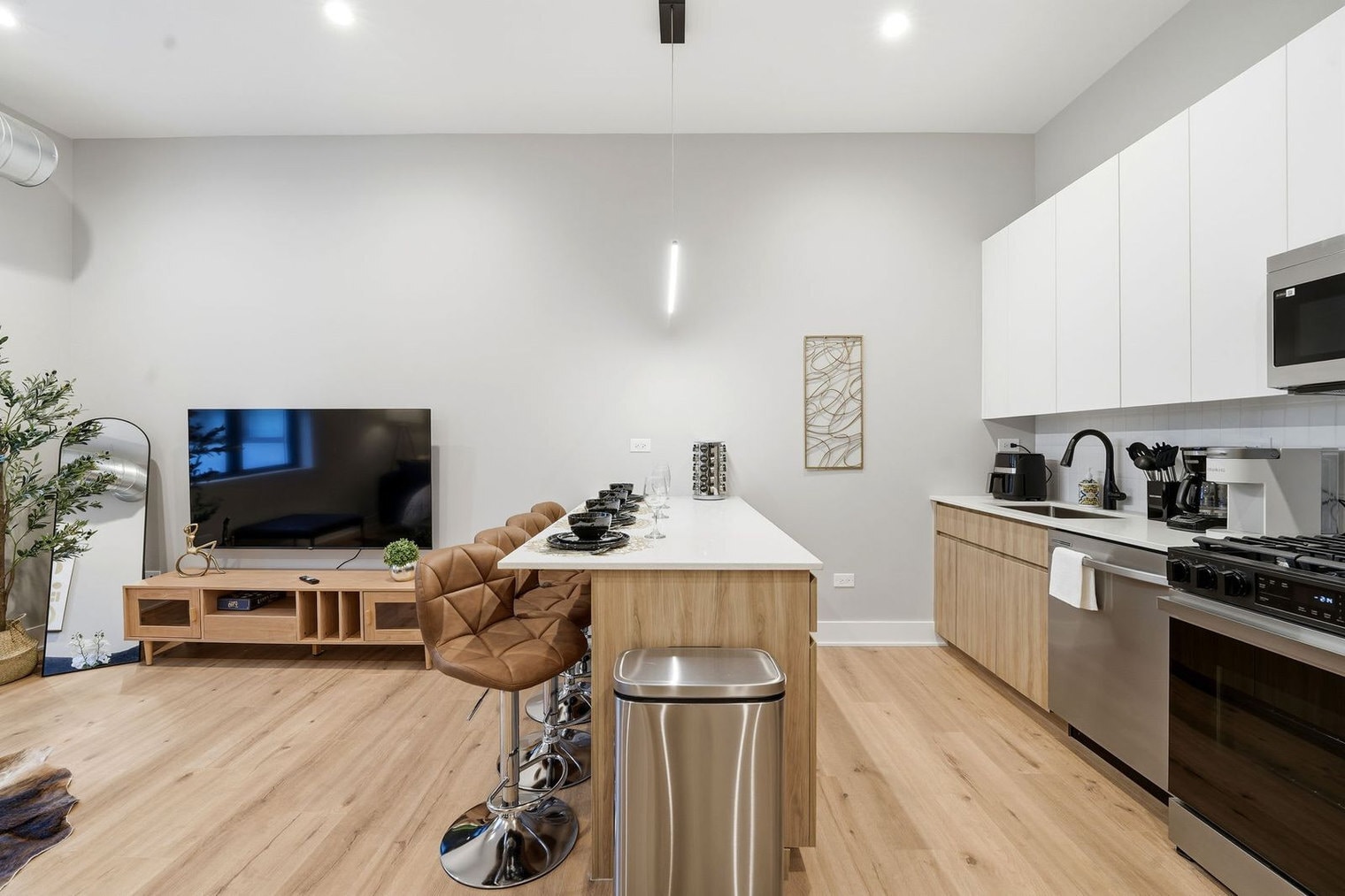 Building Photo - 6044 N Winthrop Ave