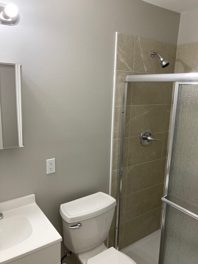 Bath 1 - 48352 Woodhaven Rd