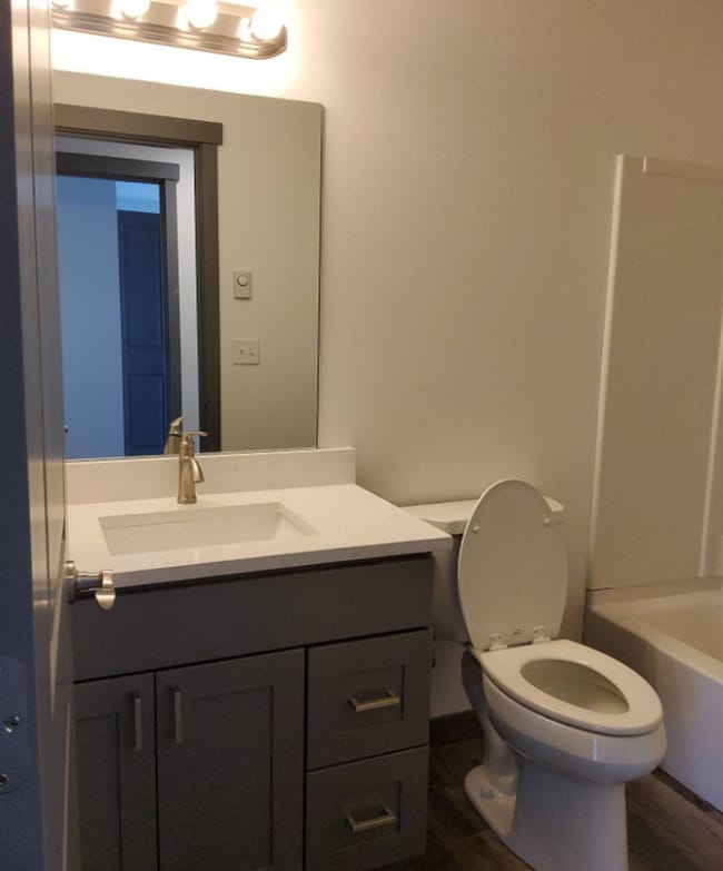 Building Photo - 1611 Lakeway Dr