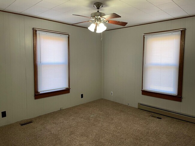 Building Photo - NICE CLEAN COUNTRY HOME, 3 BDRM 1.5 BA $1,300 RENT AND $1,300 DEPOSIT