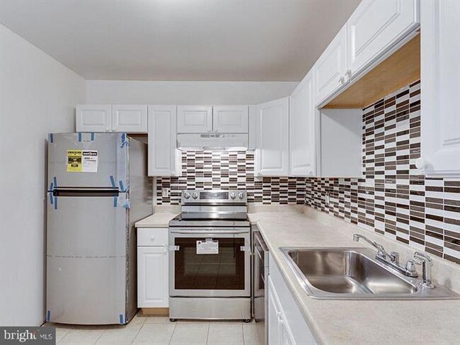 Building Photo - 2621 Glengyle Dr