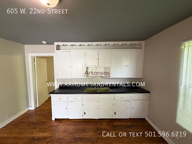 Building Photo - 605 W 22nd St
