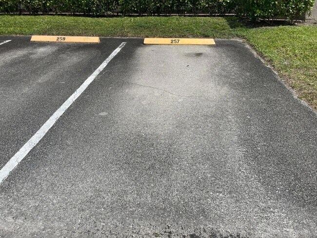 Building Photo - 770 Lori Dr