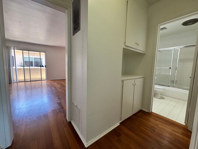 Building Photo - One Bedroom Condo Near Trendy Montana Ave.