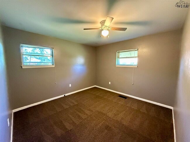 Building Photo - 1210 Clover Dr