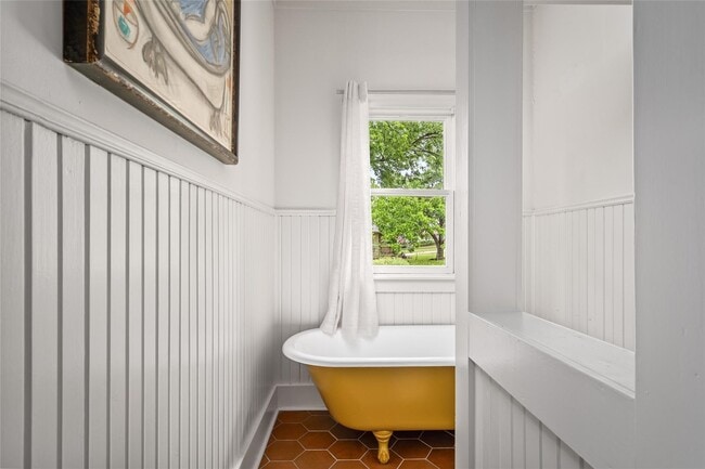 Building Photo - 806 E Main St