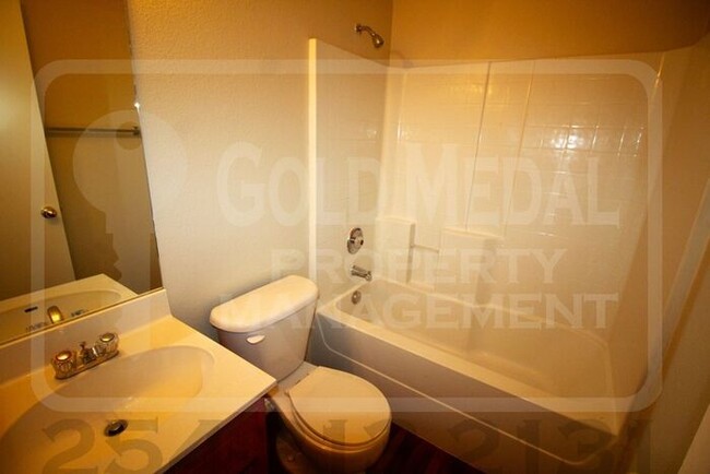 Building Photo - Discover comfort and convenience in this w...