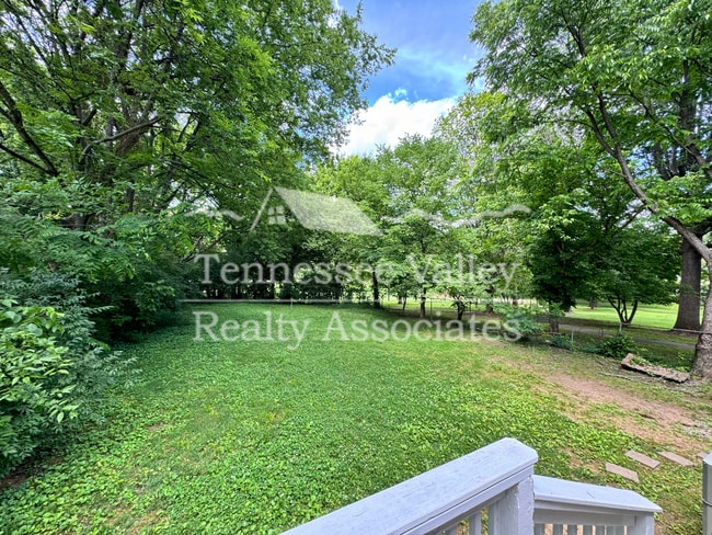 Building Photo - UPDATED 2 BED/1 BATH with carport right ne...