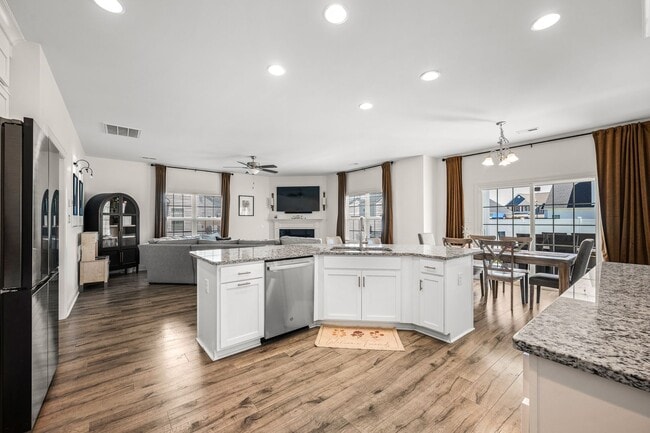 Building Photo - 227 Lookout Ln