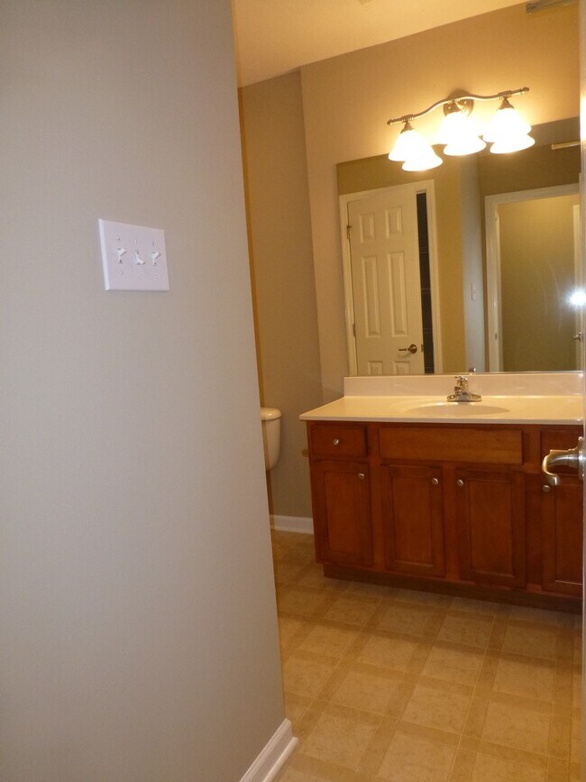 Building Photo - 3 bed, 2 bath, 2 car garage townhouse w/ b...