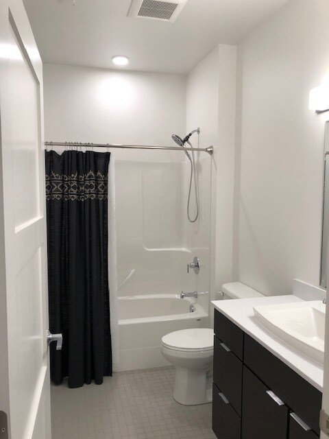 Large full bathroom - 124 N 29th St