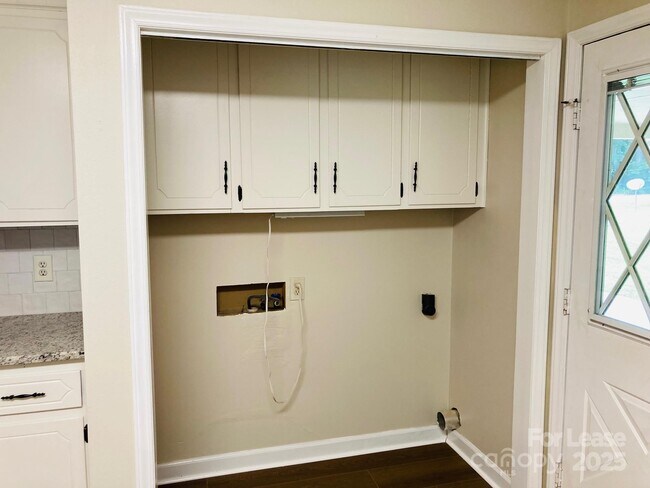 Building Photo - 7984 Secluded Ln