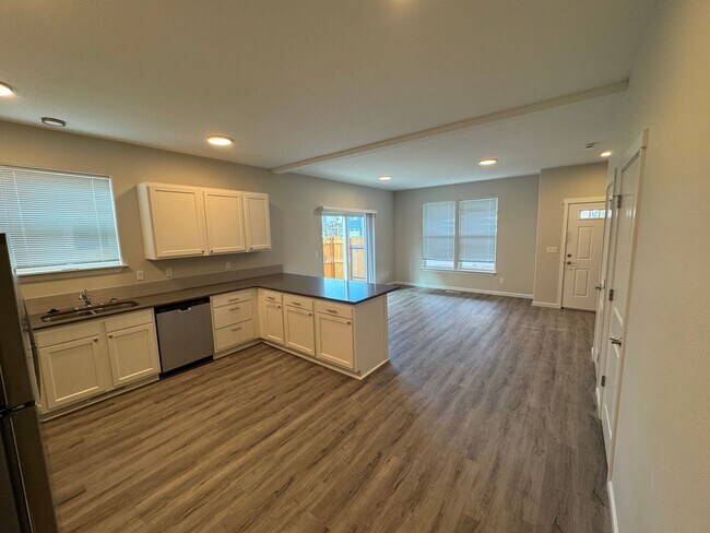 Building Photo - Brand New 3 Bed / 2.5 Bath Duplex! $250 Am...