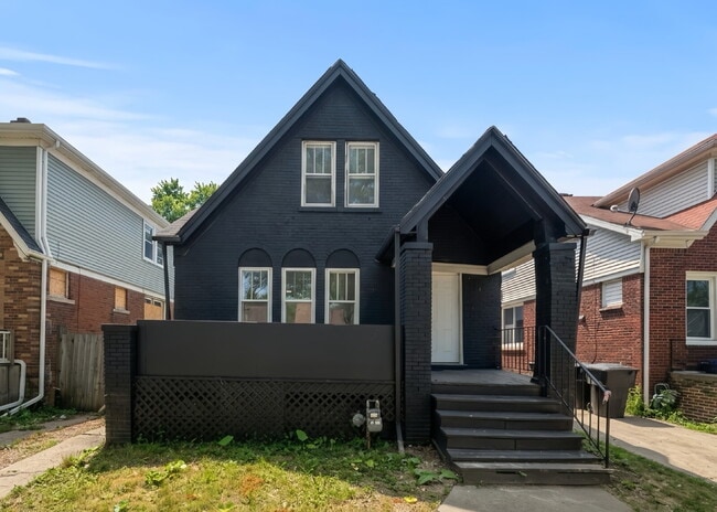 Building Photo - Completely Renovated & Move-In Ready!