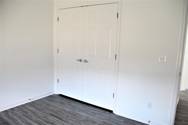 Building Photo - 205 Queenswood Blvd
