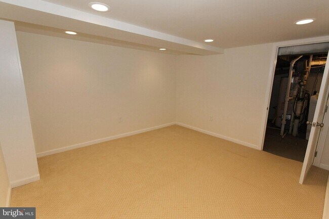 Building Photo - 1419 N Longfellow St