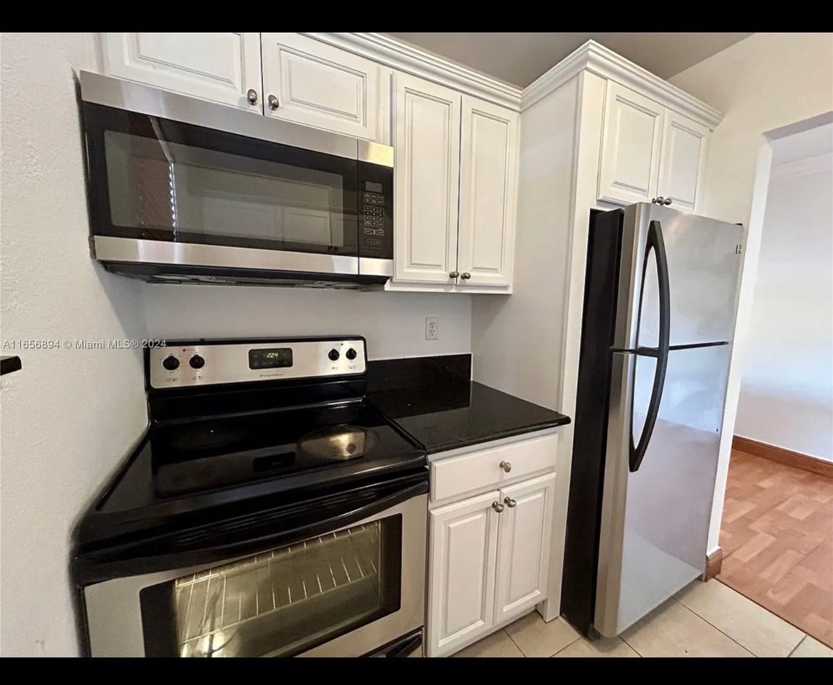 Building Photo - 2441 SW 31st Ave