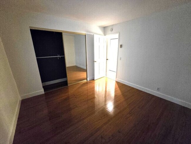 Building Photo - Beautiful 2 Bedroom 2 Bathroom Condo in La Jolla / UTC