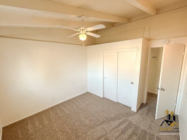 Building Photo - 5625 San Vincente Way