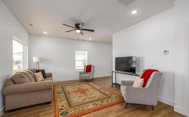 Building Photo - 929 N Blake Ave