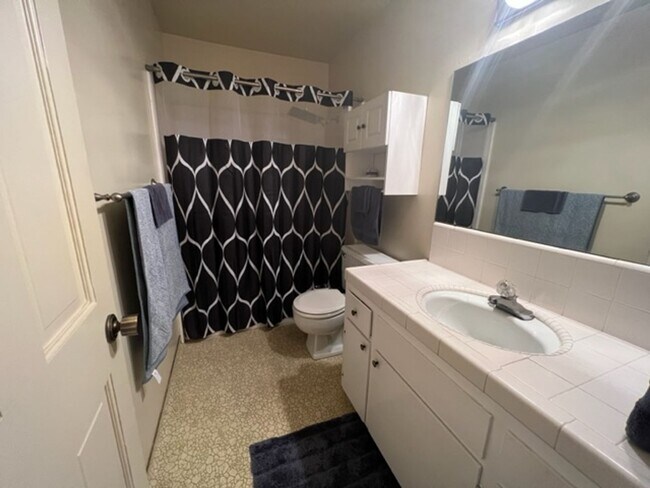 Building Photo - Fully Furnished One Bedroom In Gated Commu...
