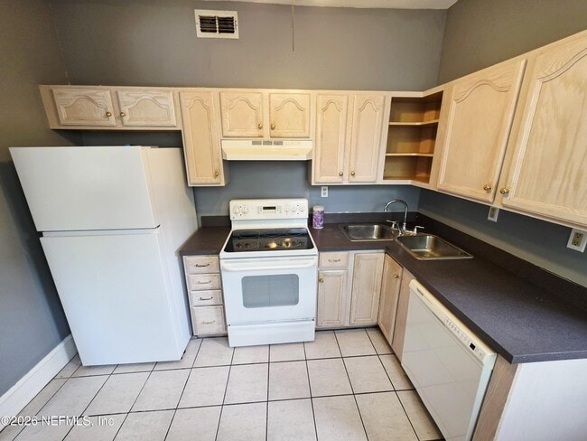 Building Photo - 146 W 6th St