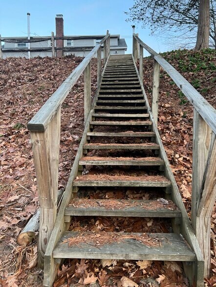 access to river - 104 Main St