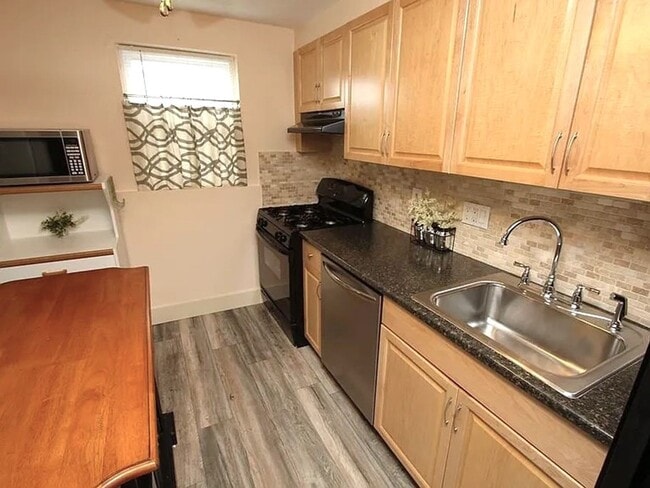 Building Photo - Rent reduced +10% odd 1st Month rent. Updated 1 bedroom condo in ideal North Reading / Andover Rt...