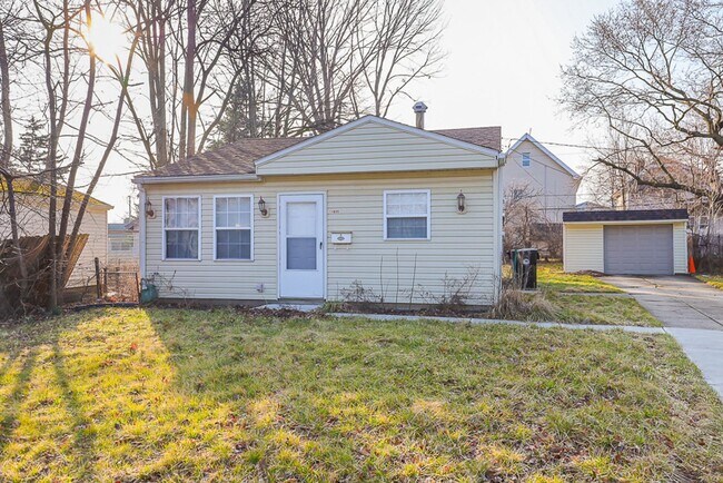 Primary Photo - 2 Bedroom/1 bath Single House!
