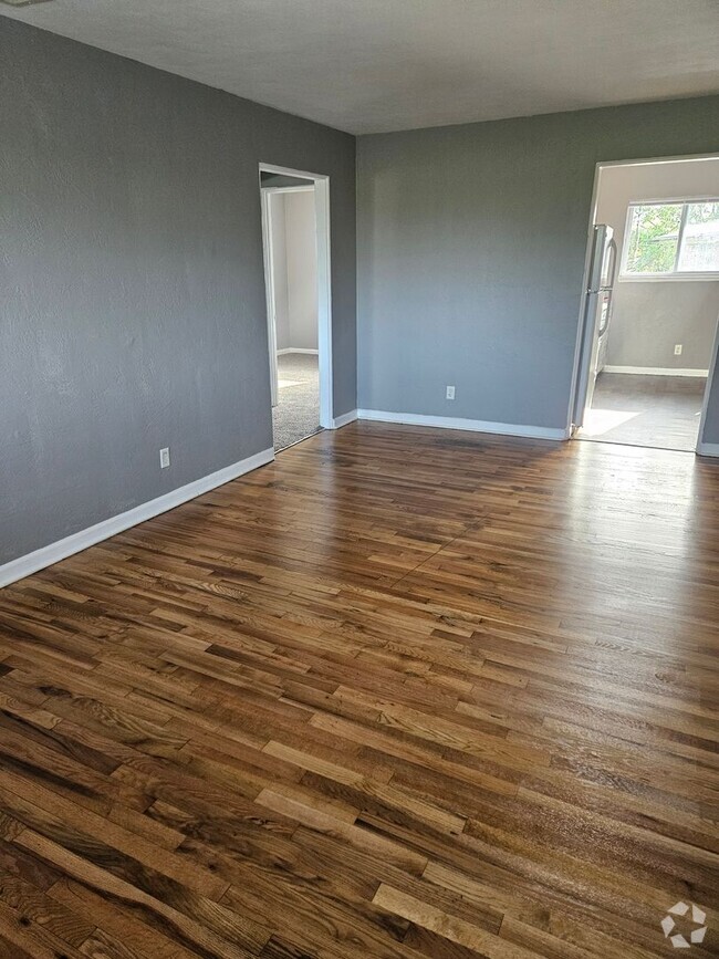 Building Photo - Treat yourself to a new home!