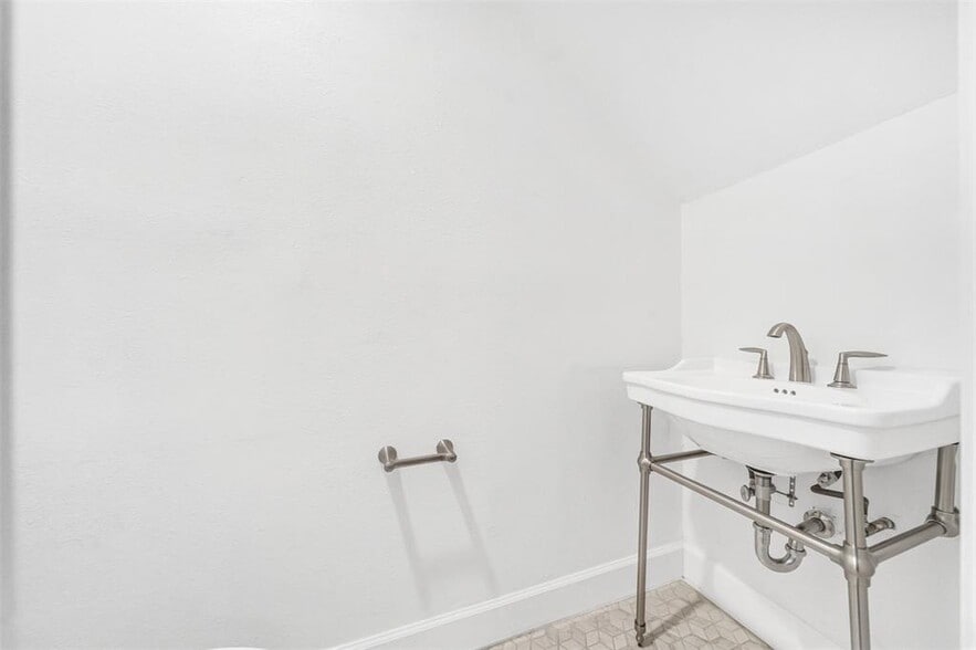 Building Photo - 2610 Whitney St