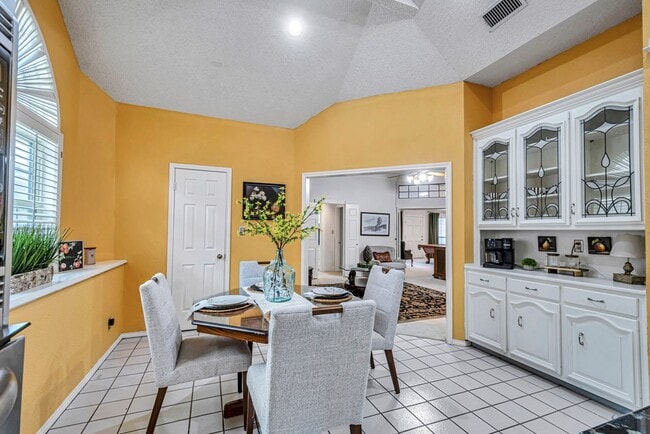 Building Photo - 6415 San Mateo Ln