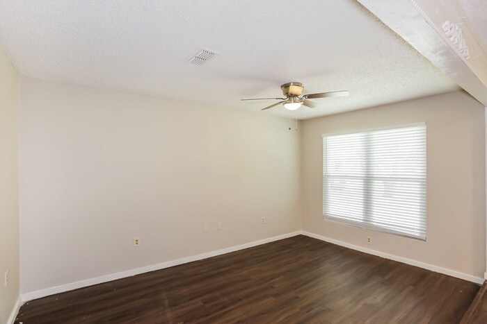 Building Photo - 441 NW Jayellen Ave