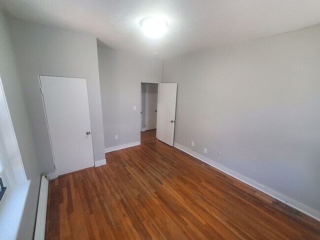 Building Photo - 4 Abbotsford St