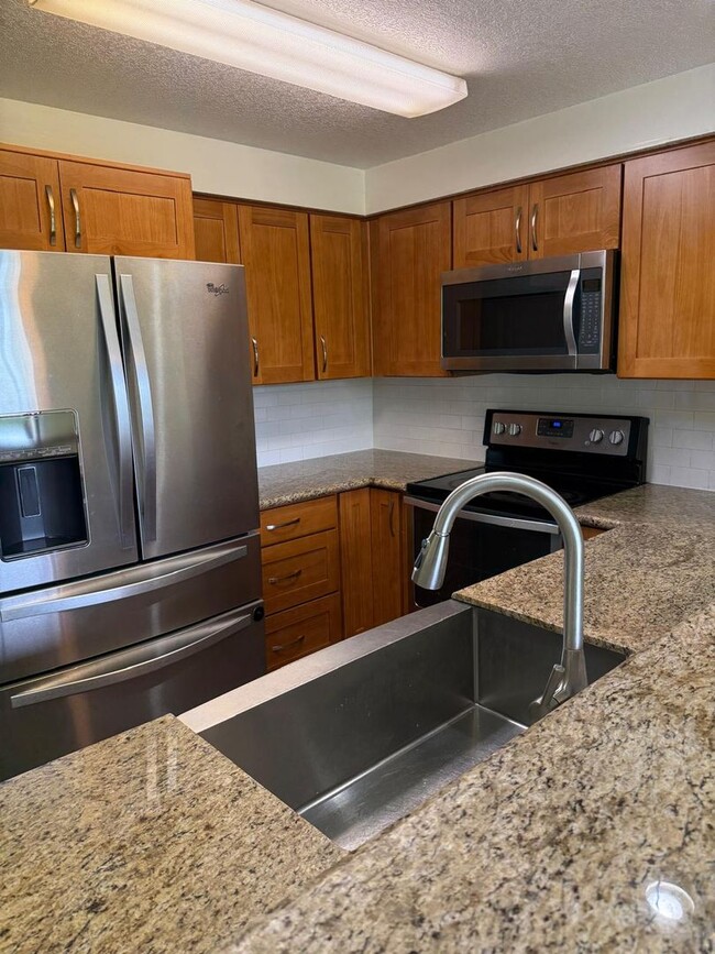 Building Photo - Beautiful 2 bedrooms 1.5 Bath